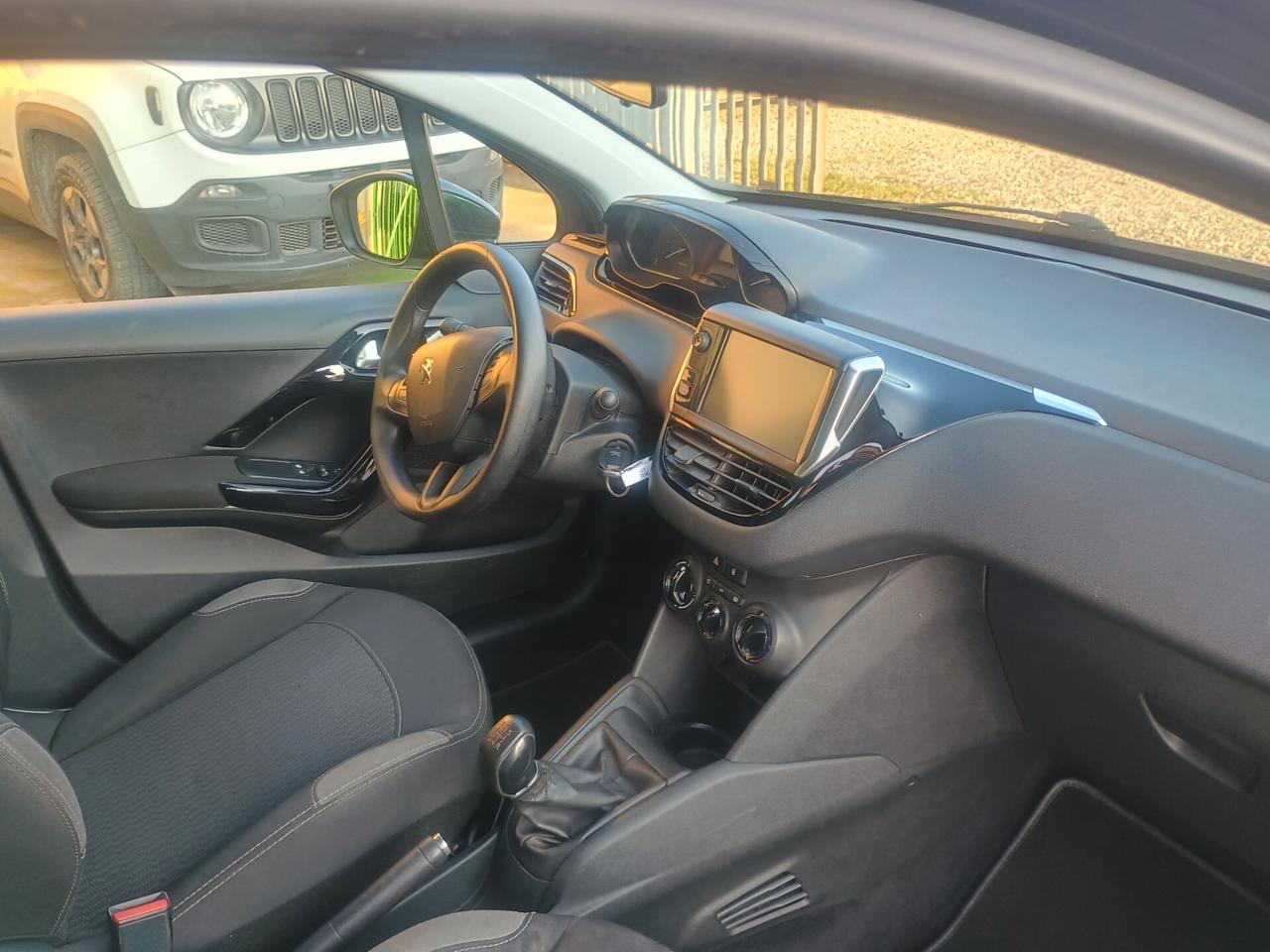 PEUGEOT 208 NEOPATENTATI