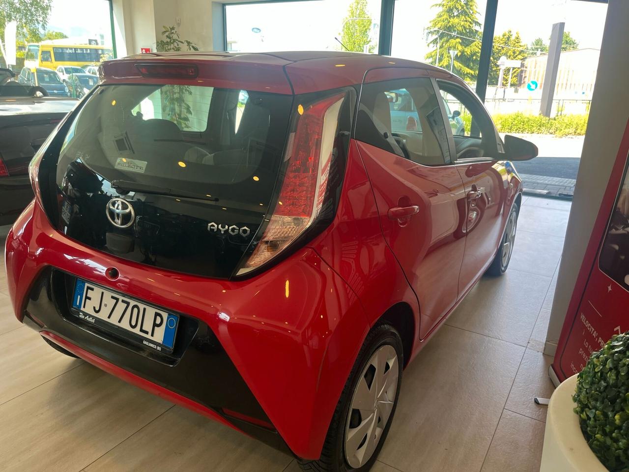 Toyota Aygo 1.0 VVT-i 69 CV 5 porte x-black TSS MMT