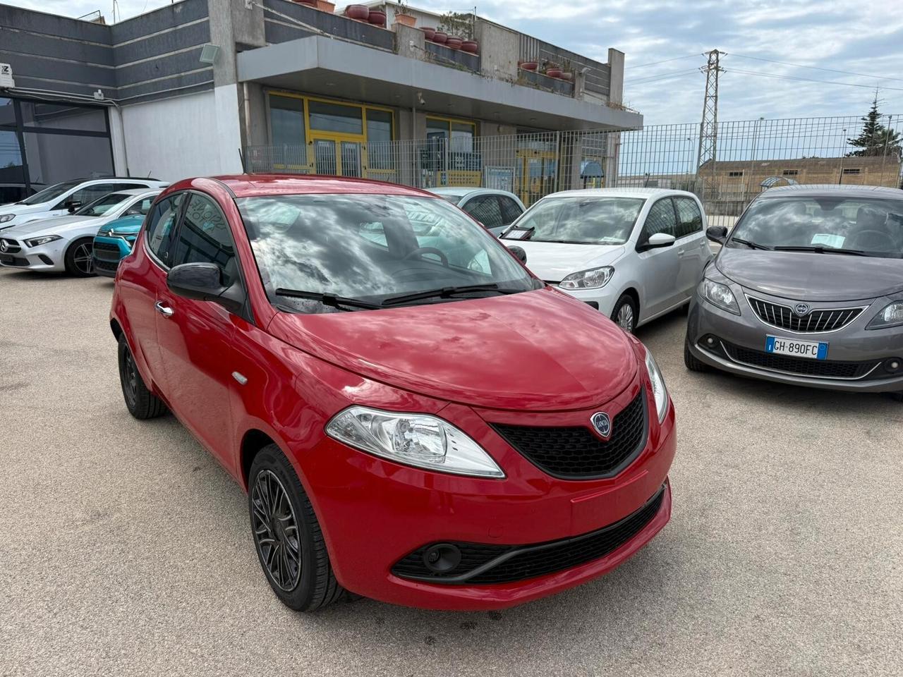 Lancia Ypsilon 1.0 FireFly 5 porte 70 CV S&S Hybrid Ecochic Gold