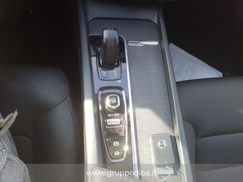 Volvo XC60 II 2018 Diesel 2.0 b4 Momentum Pro awd auto