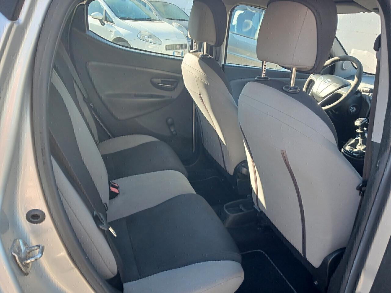 Lancia Ypsilon 0.9 TwinAir 85 CV 5 porte Metano Ecochic Silver