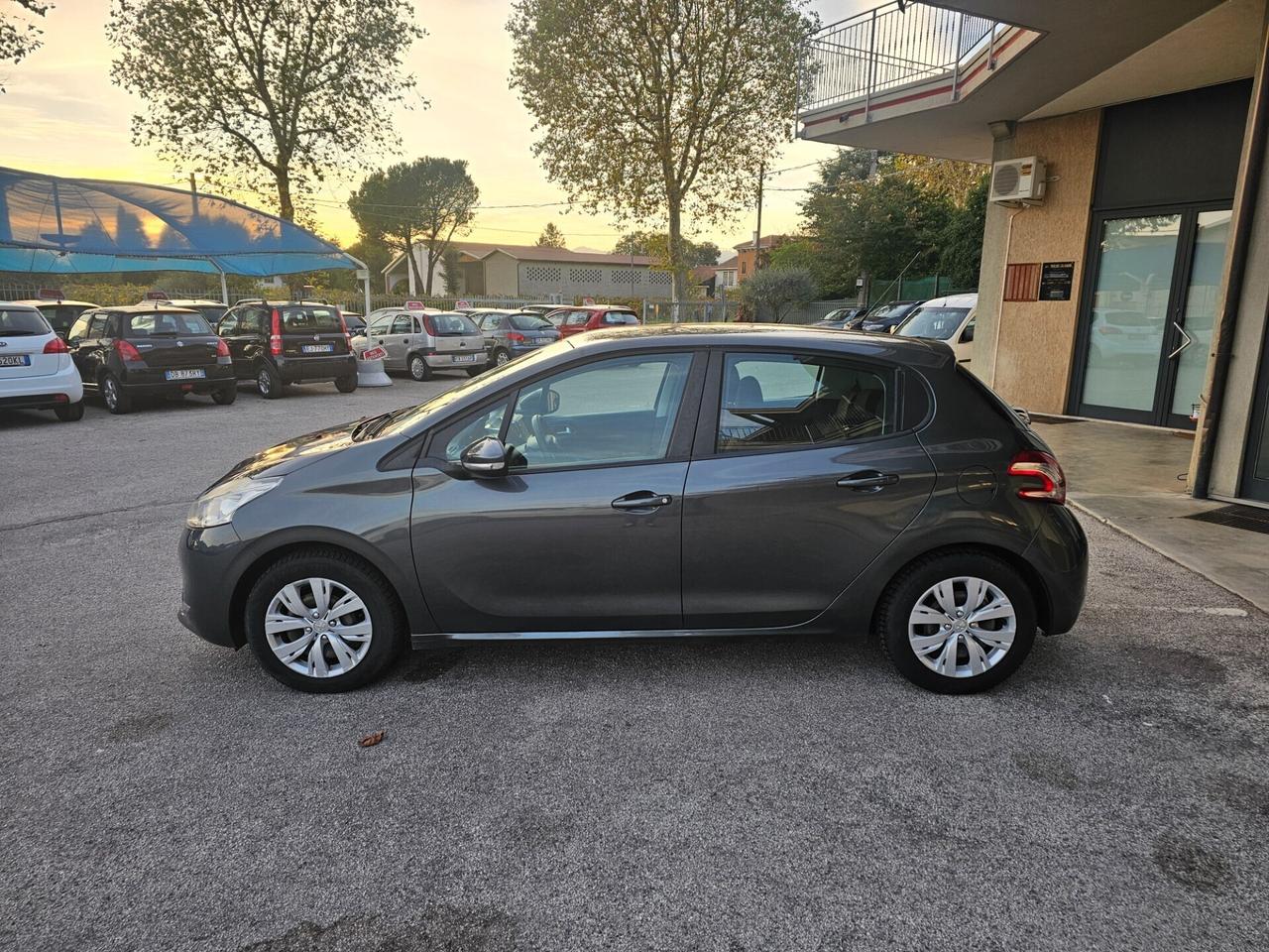 Peugeot 208 1.2 VTi 82 CV - Neopatentati