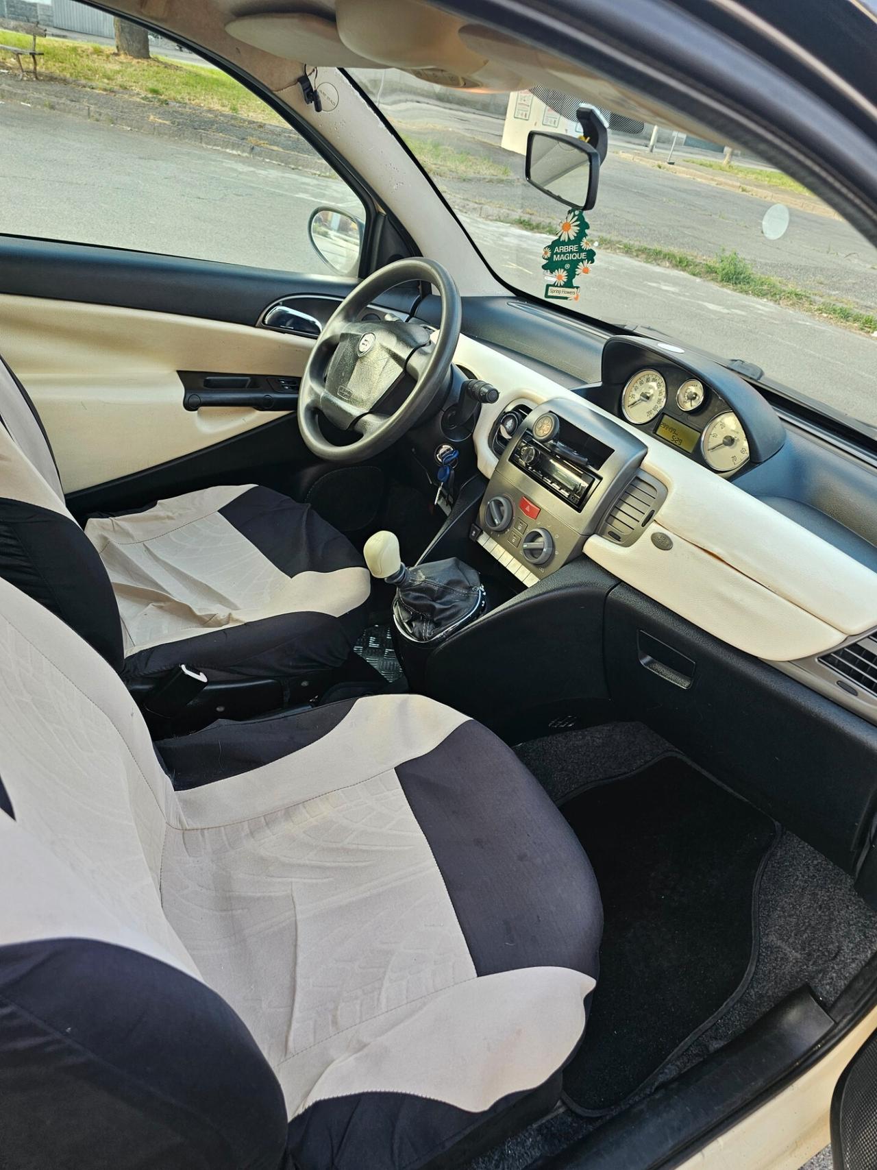 Lancia Ypsilon 1.2 16V Oro