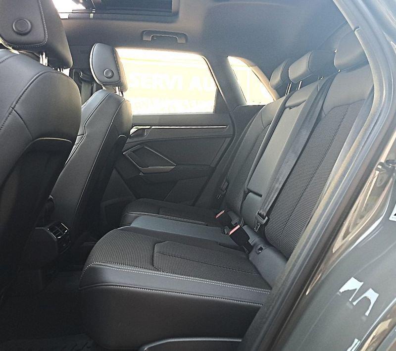Audi Q3 Q3 40 2.0 tdi Identity Black quattro 193cv s-tronic