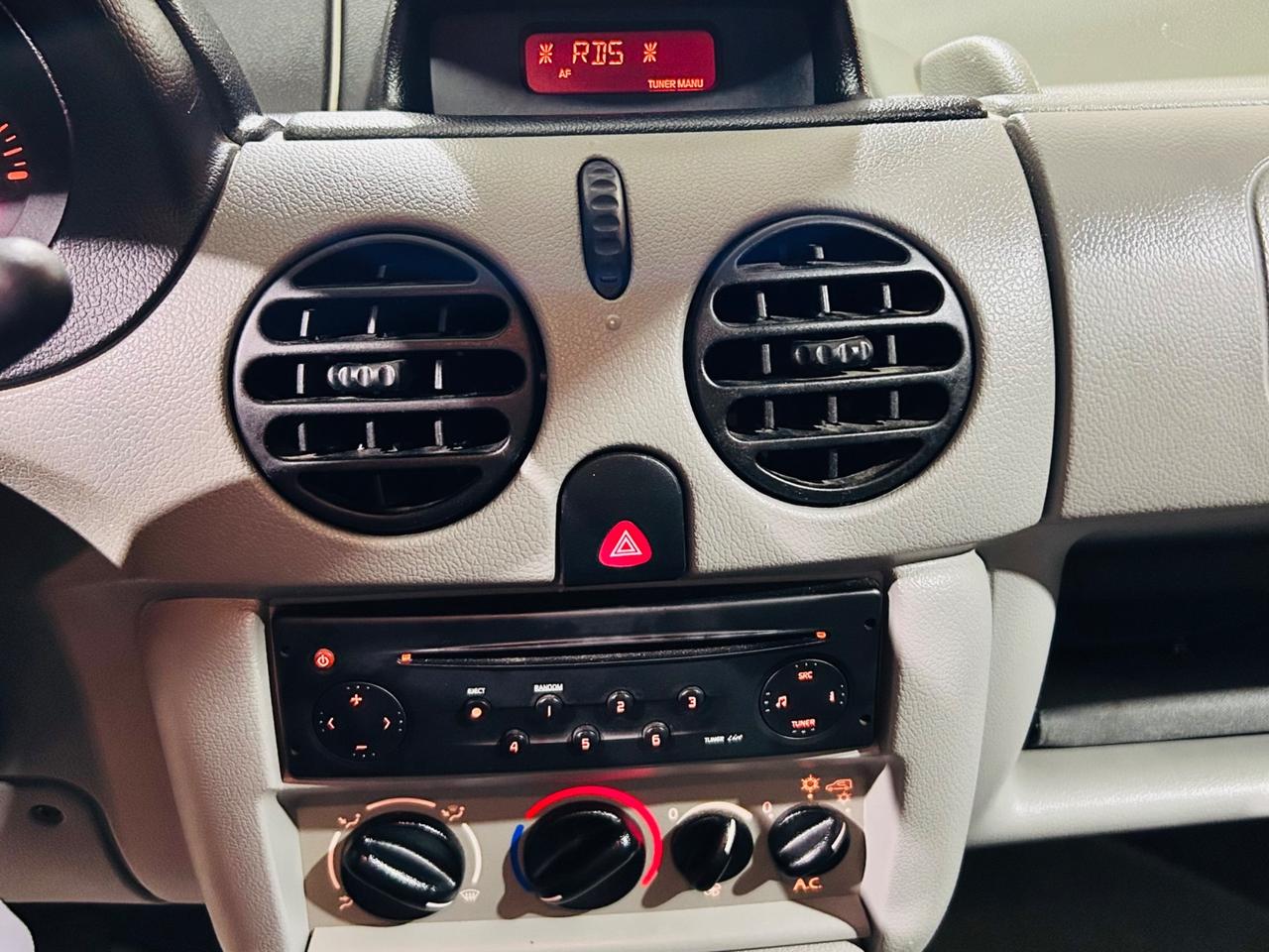 RENAULT KANGOO 1.2 16V IN PERFETTE CONDIZIONI .