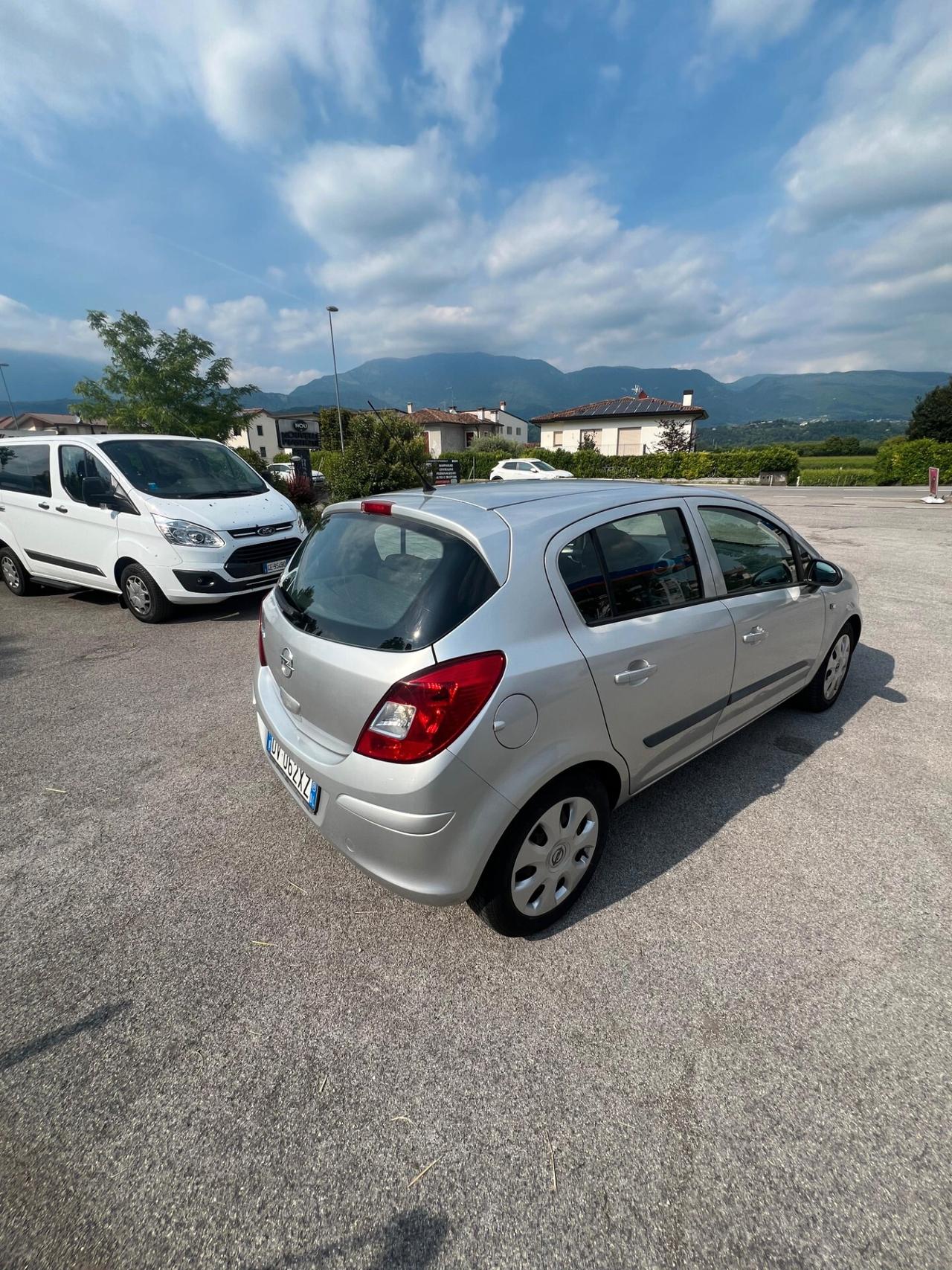 Opel Corsa 1.4 16V 5 porte Cosmo