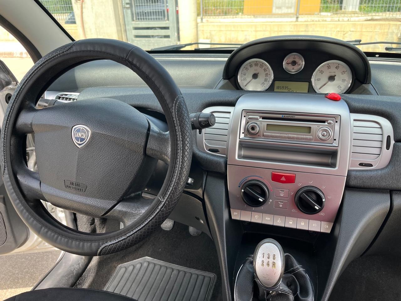 Lancia Ypsilon 1.2 69 CV Unyca