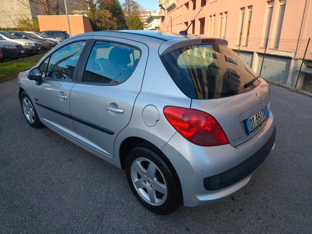 Peugeot 207 1.4 benz GPL 5 porte lavori certificati