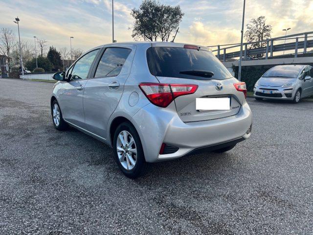 TOYOTA Yaris 1.5 Hybrid 5 porte lounge con interno in pelle.