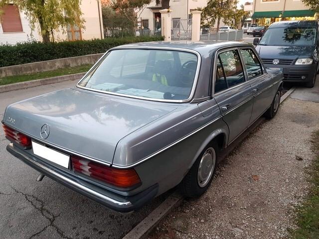 Mercedes Tre Volumi (W123) 200 Metano