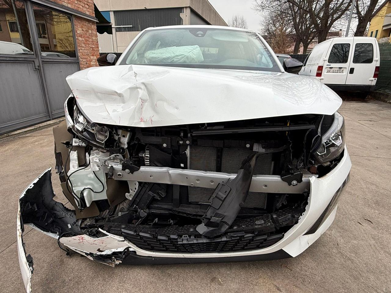 Peugeot 208 1.2 75cv INCIDENTATA MOTORE OK