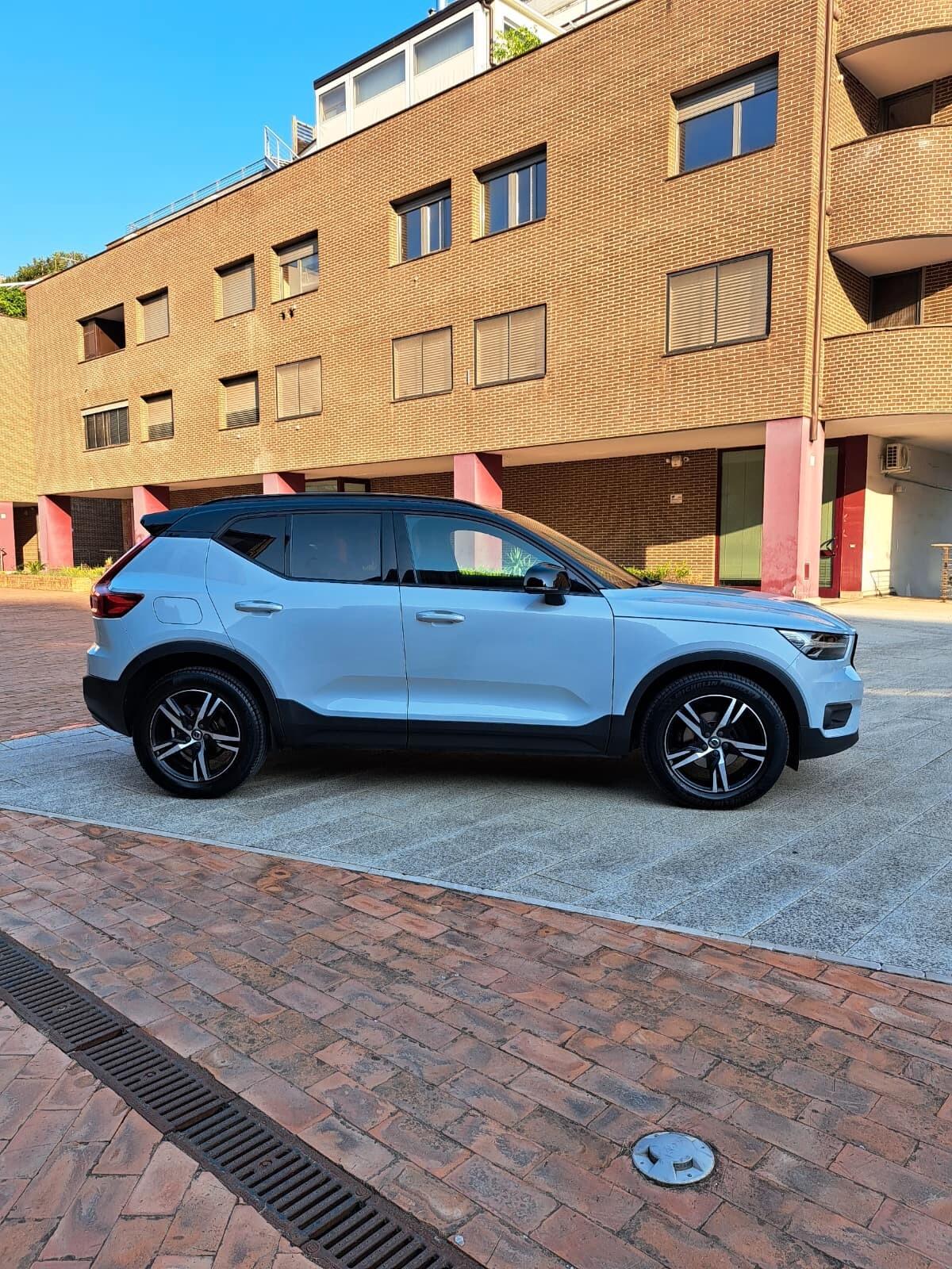 Volvo XC40 D3 R-design AUTOMATICA UNICO PROP: km. 38700 CERTIFICATI