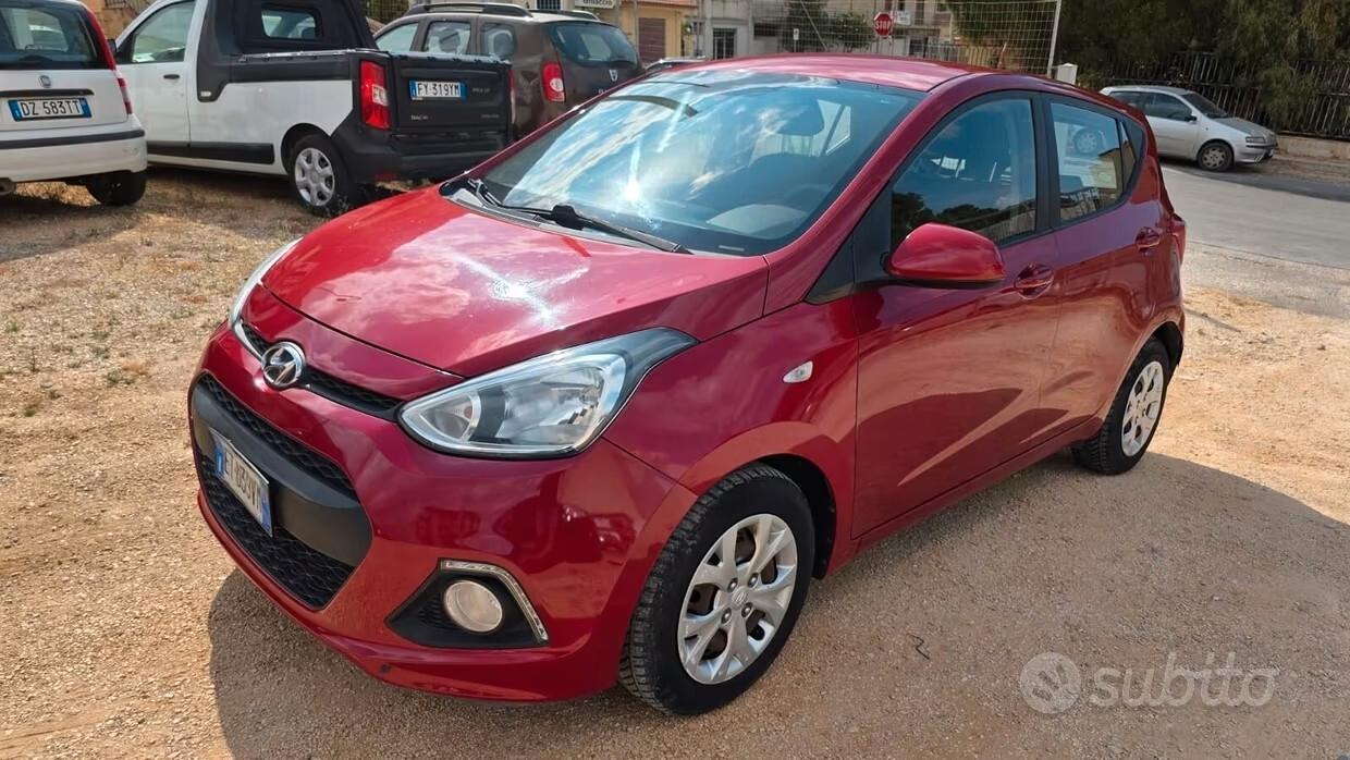 Hyundai i10 1.0 70CV classic pro ( FA UN PO DI FUMO BIANCO ED HA UN CONSUMO D'OLIO ),