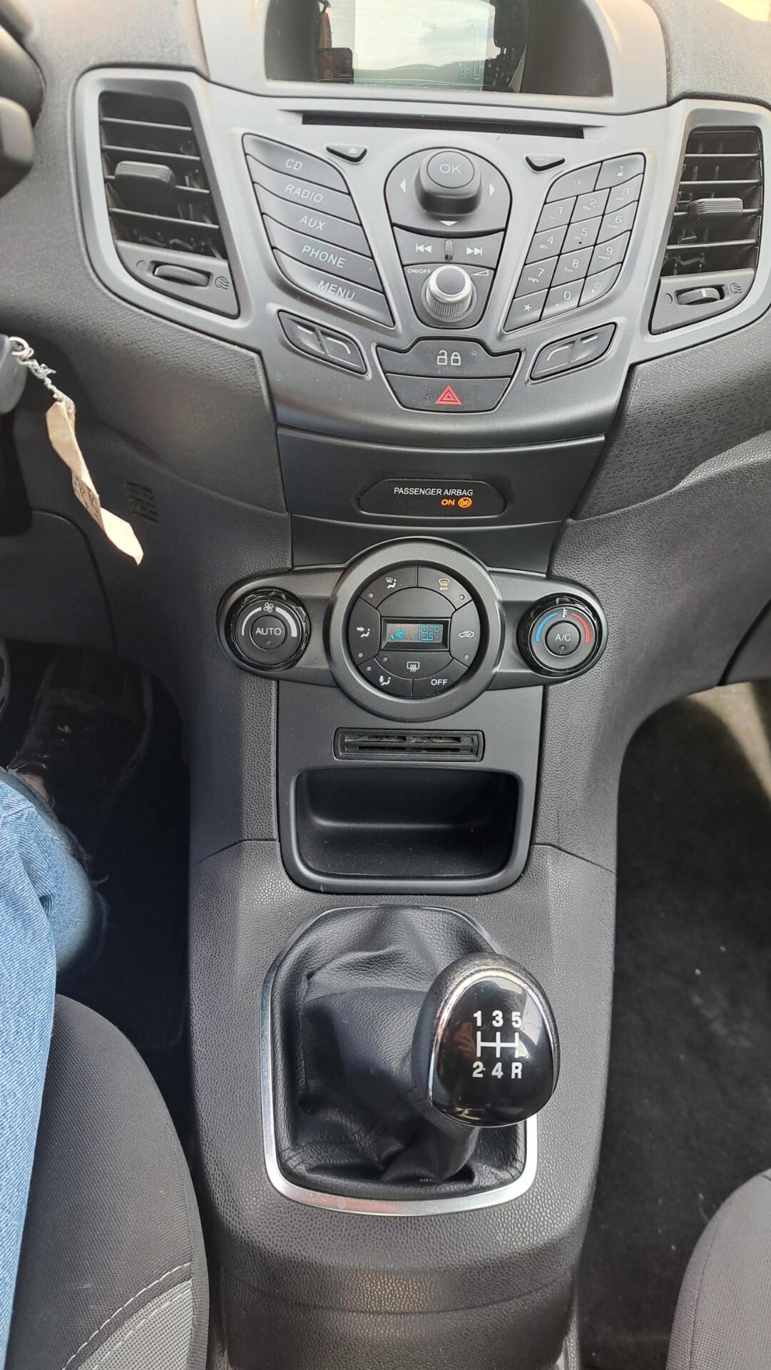 Ford Fiesta 1.5 TDCi 75CV 5 porte gancio traino