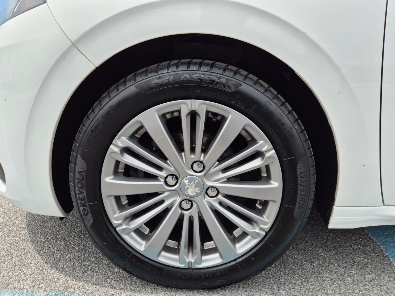 Peugeot 208 PureTech 82 5 porte Allure