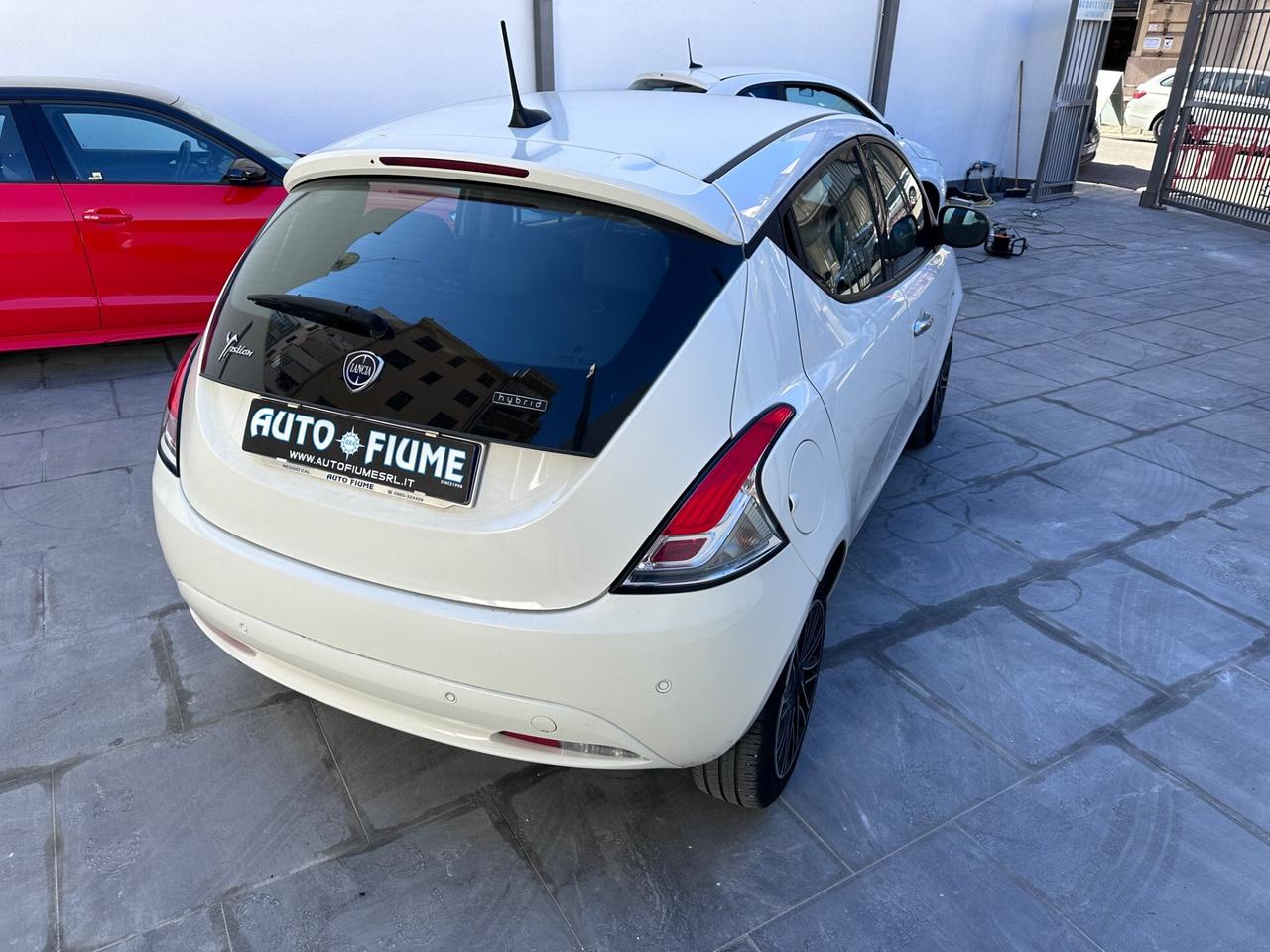 Lancia Ypsilon 1.0 FireFly 5 porte S&S Hybrid Ecochic Silver