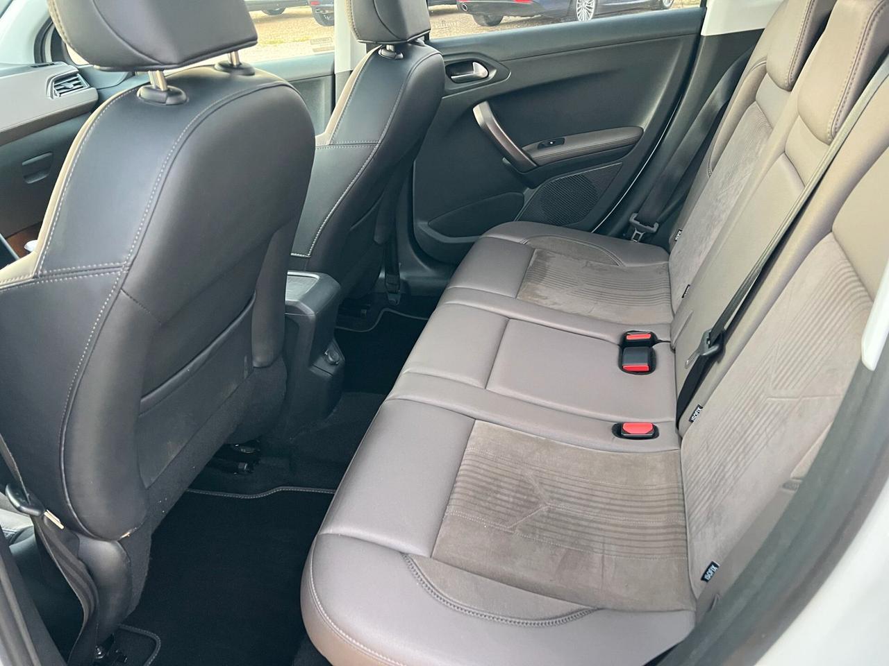 Peugeot 2008 1.6 HDi 115 CV Allure