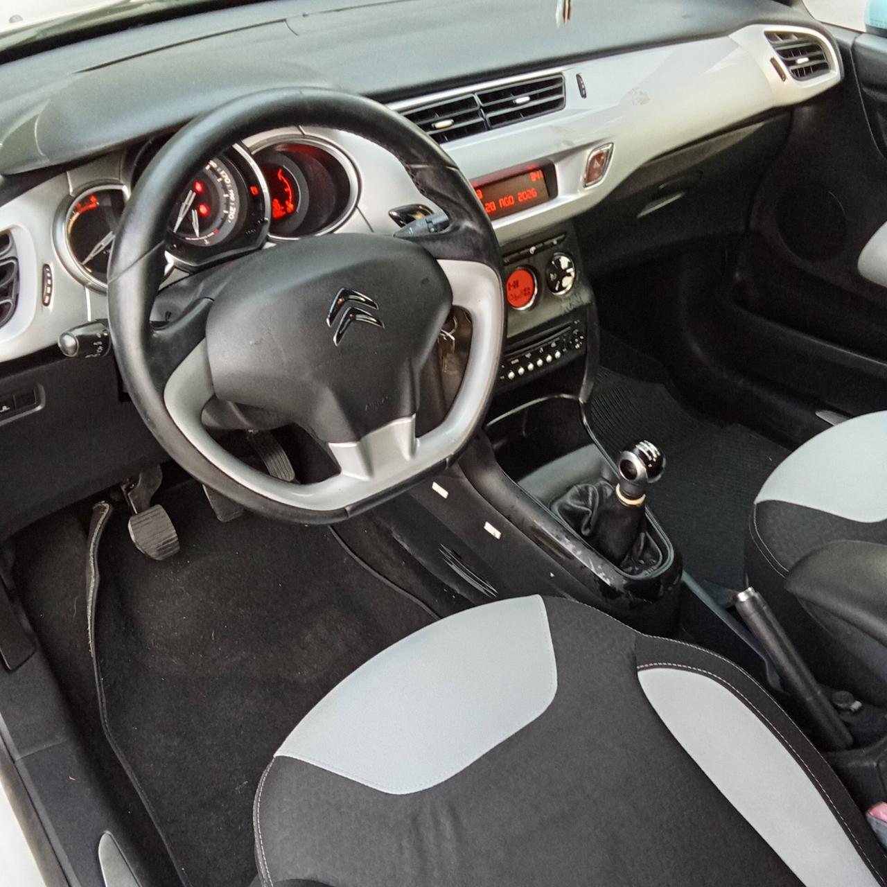 DS3 3 1.4 HDi 70 Just Black 011
