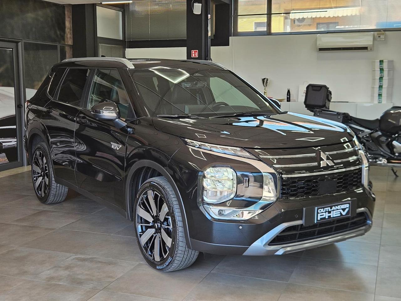 Mitsubishi Outlander DISPONIBILE IN VARIE COLORAZIONI E ALLESTIMENTI - CONCESSIONARIO UFFICIALE