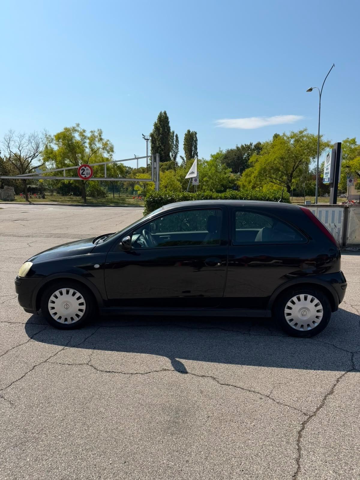 Opel Corsa 1.0 12V 3 porte // 25.000 km ///pari al nuovo