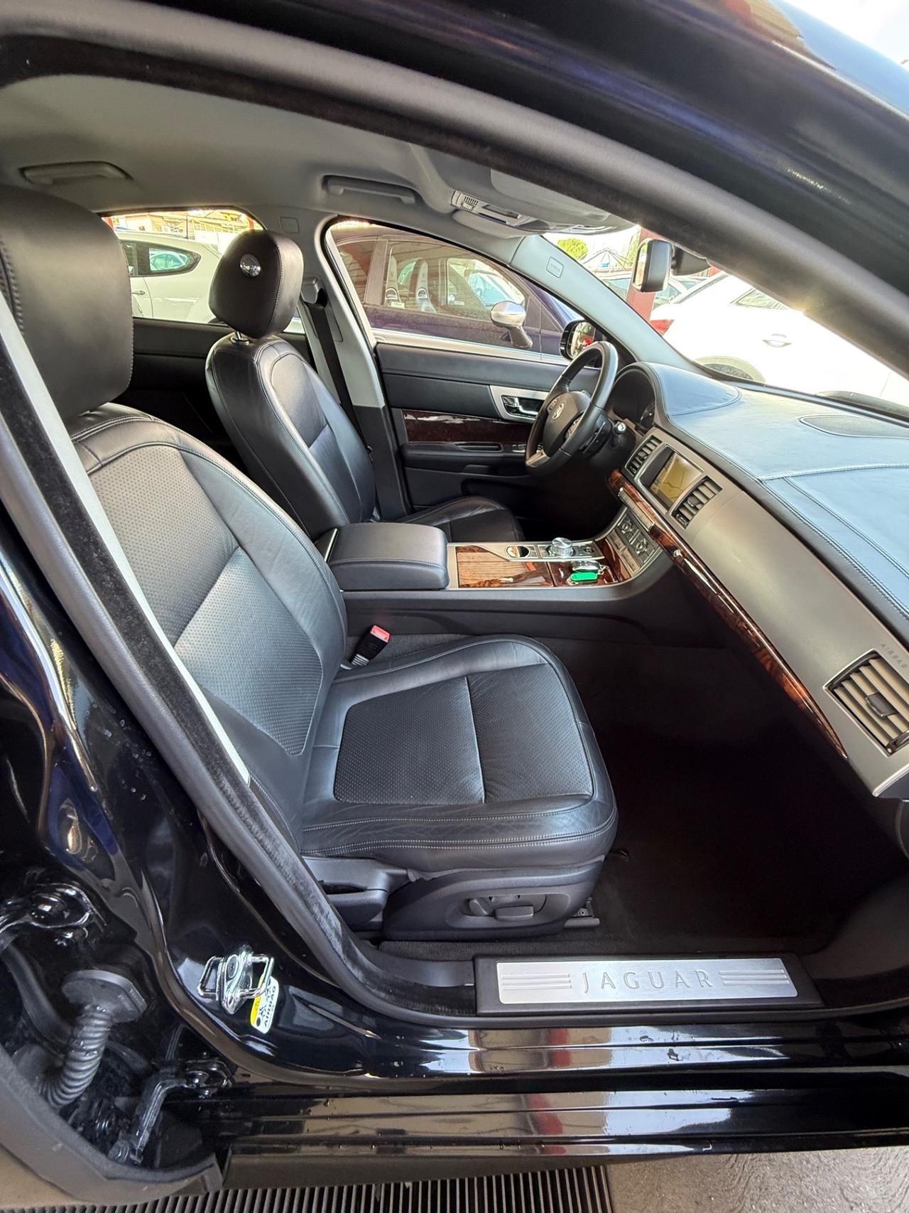 XF 3.0DS V6 Premium Luxury/R-SPORT/RATE/PERMUTE