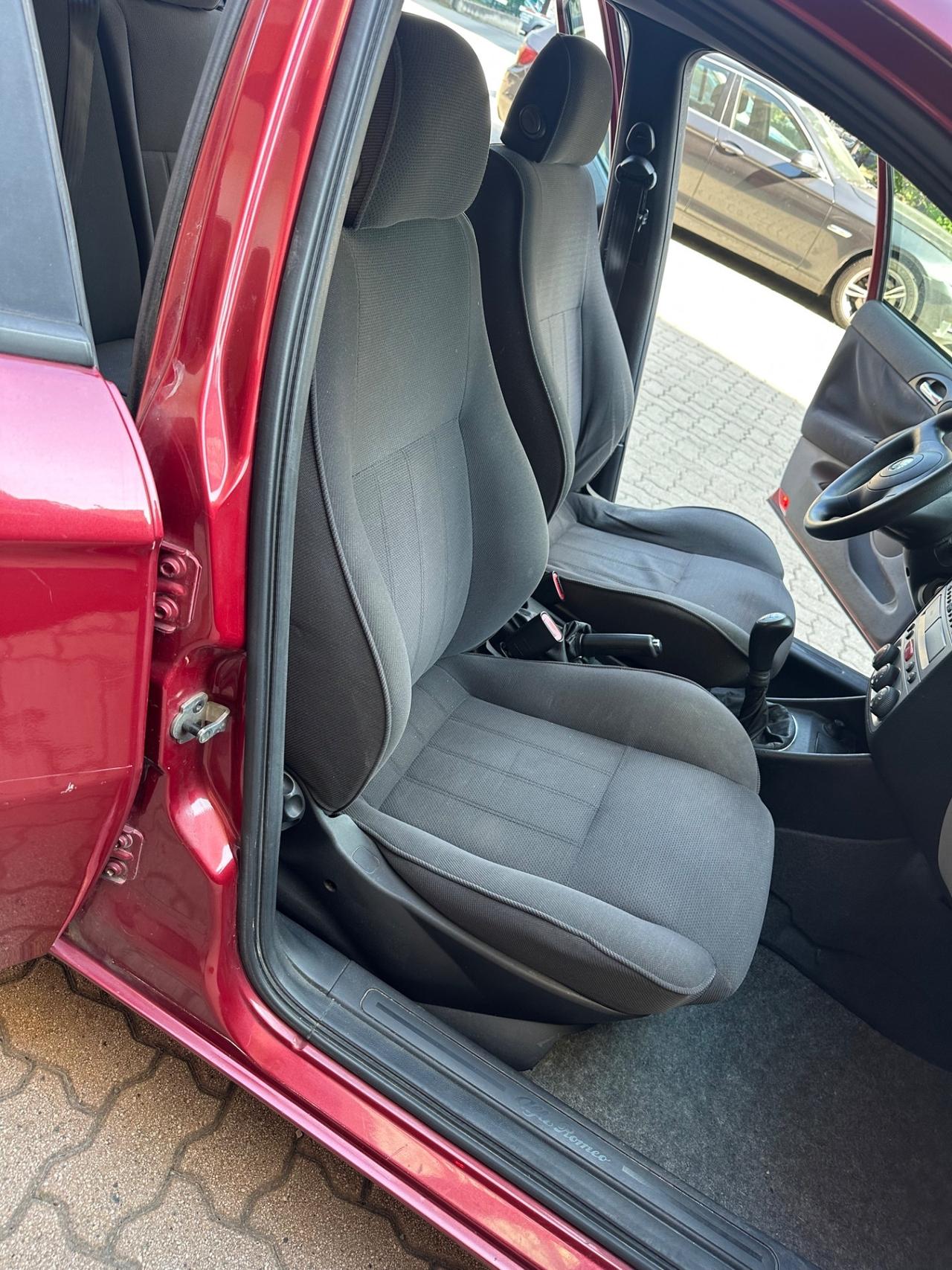 Alfa Romeo 147 1.6i 16V Twin Spark cat 5p. Distinctive