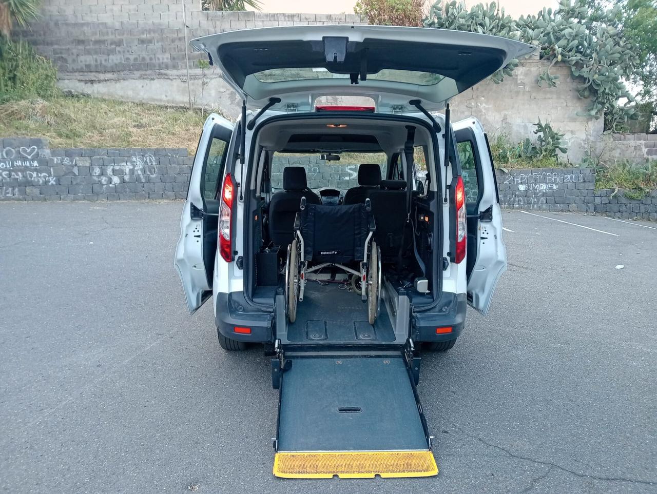 Ford Tourneo Connect Pianale ribassato con rampa disabili in carrozzina
