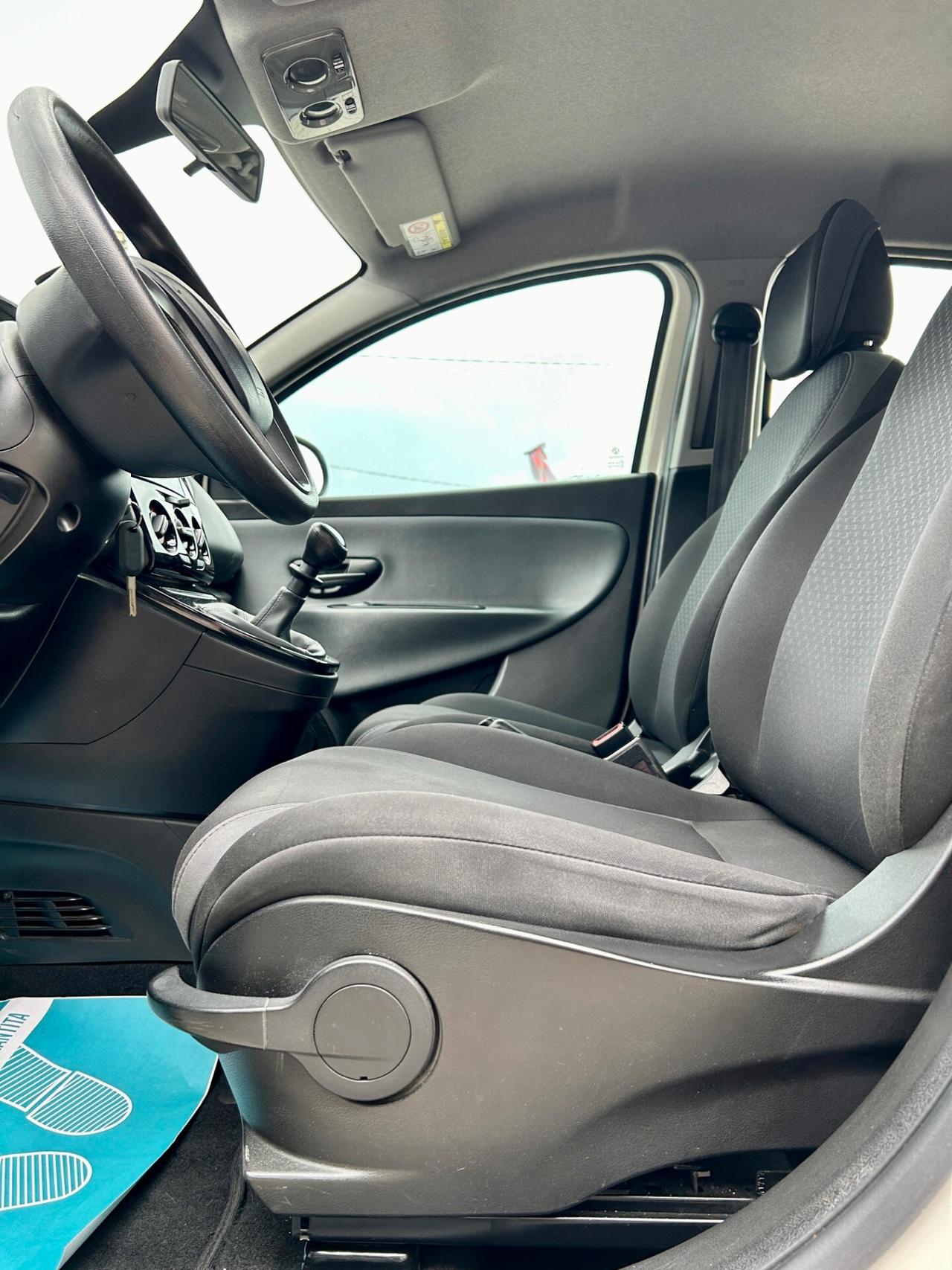 Lancia Ypsilon 1.2 69 CV 5 porte Silver- OK NEOPATENTATO
