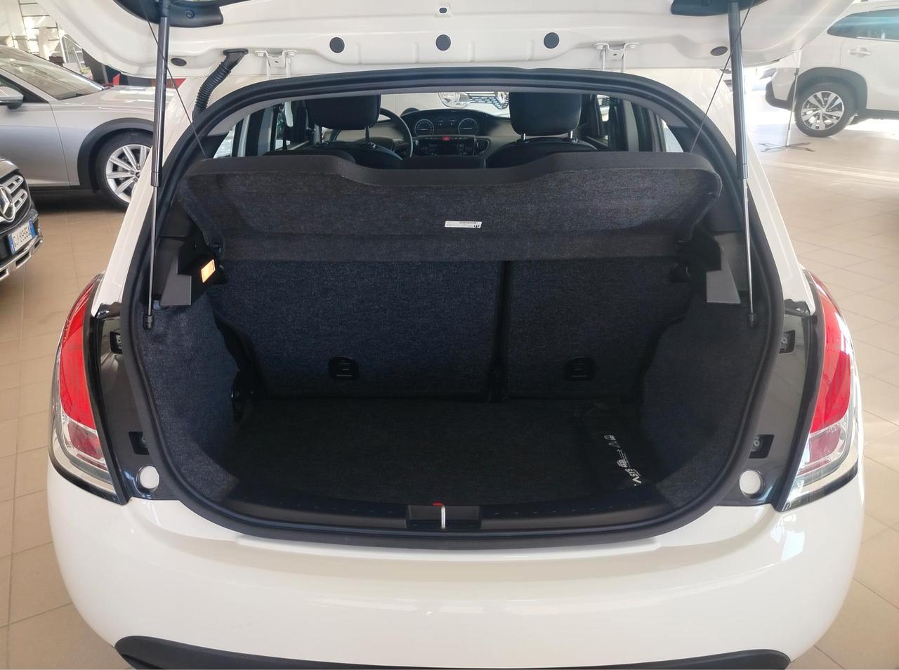 Lancia Ypsilon 1.0 firefly hybrid Silver s&s 70cv