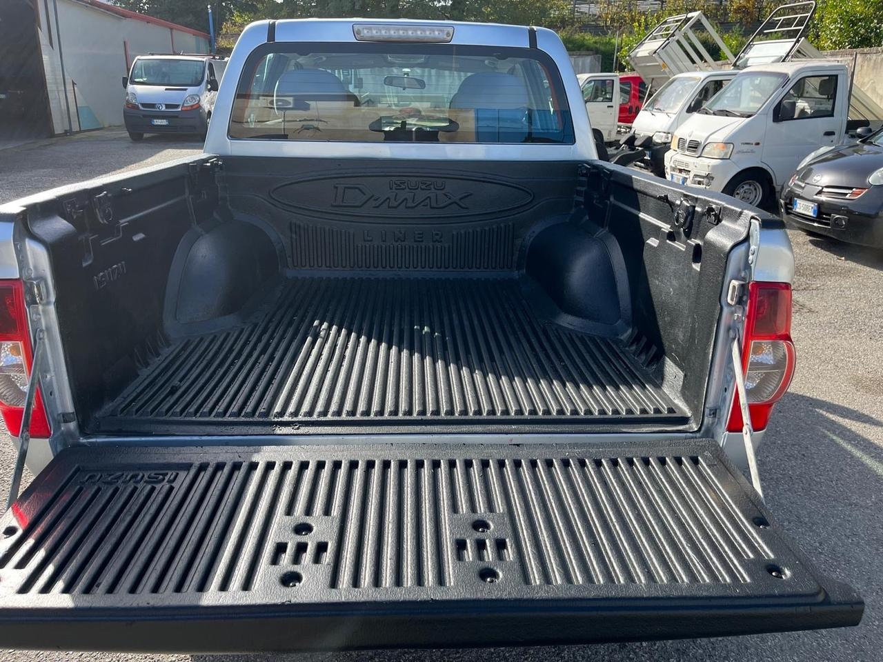 IsuzuD-Max-3.0T.D-4WD/4P-c.aut-km135000-2010