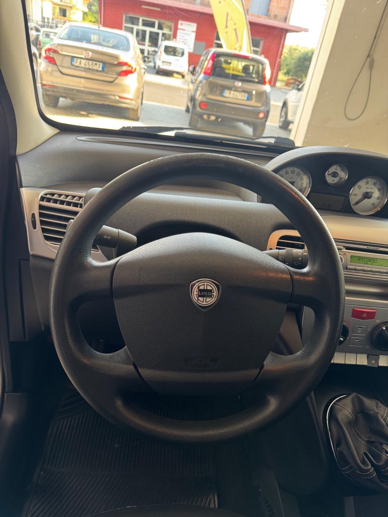 Lancia Ypsilon 1.3 MJT 75 CV Platino