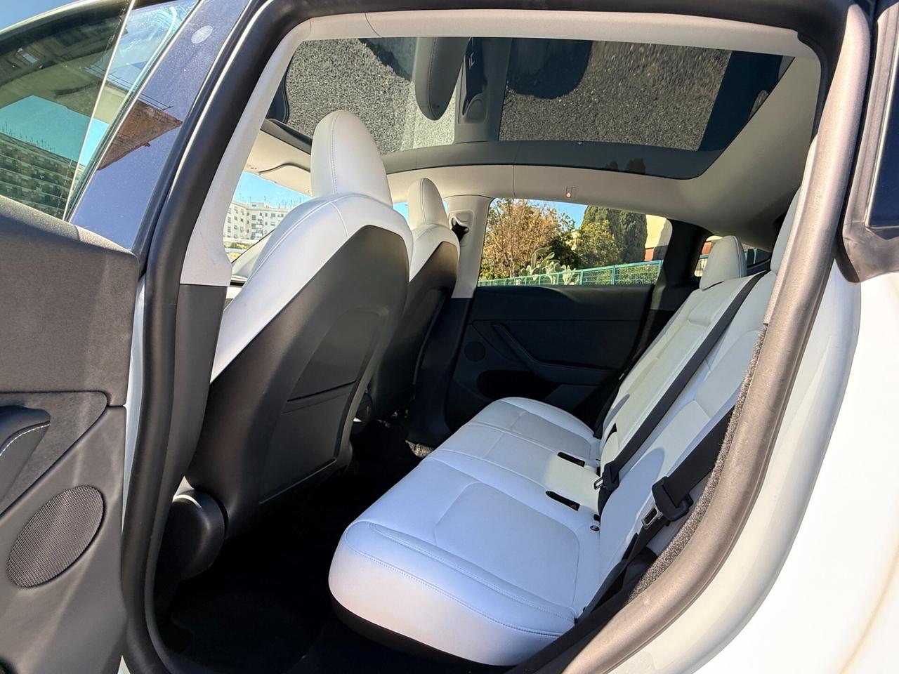 Tesla Model Y Long Range AWD Interni BIANCHI