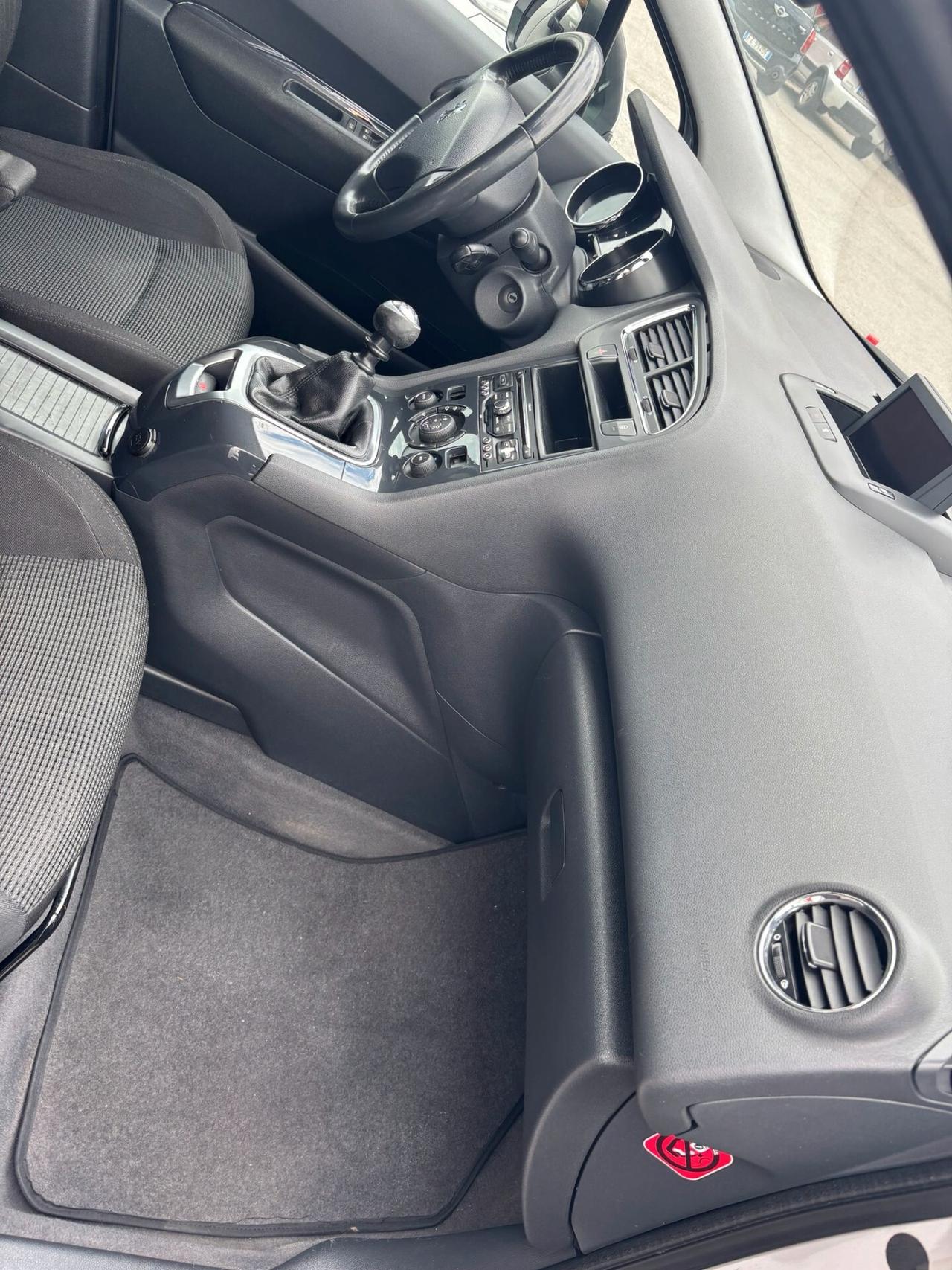 Peugeot 5008 1.6 HDi 112CV Premium 7 POSTI