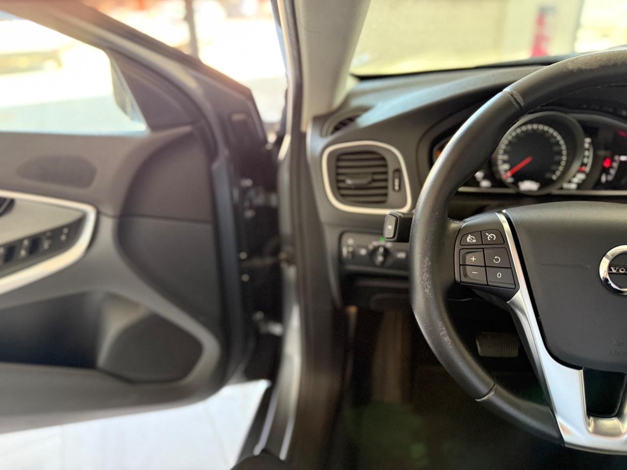 Volvo V40 D2 Geartronic R-design Kinetic