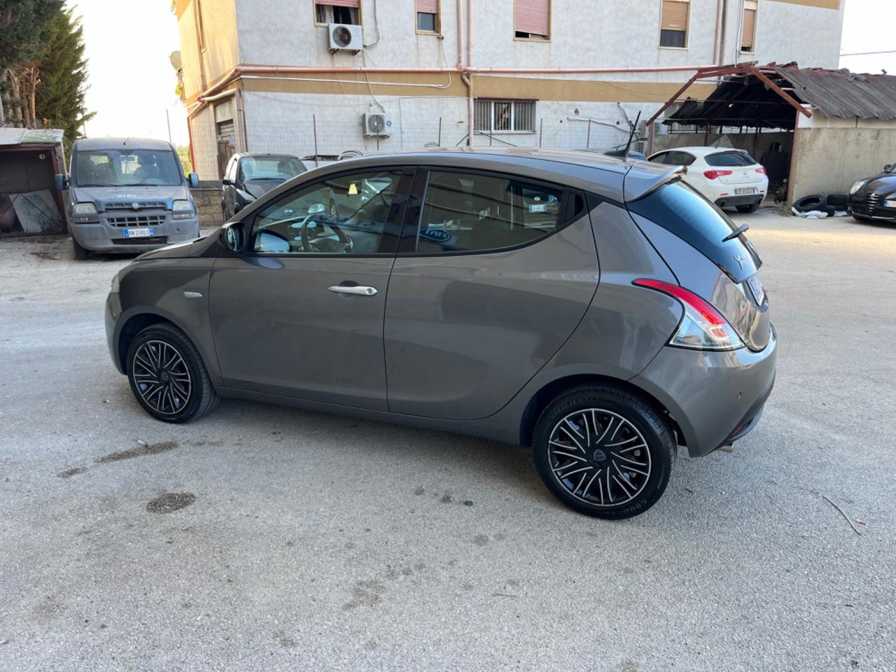 Lancia Ypsilon 1.0 FireFly 5 porte S&S Hybryd Gold