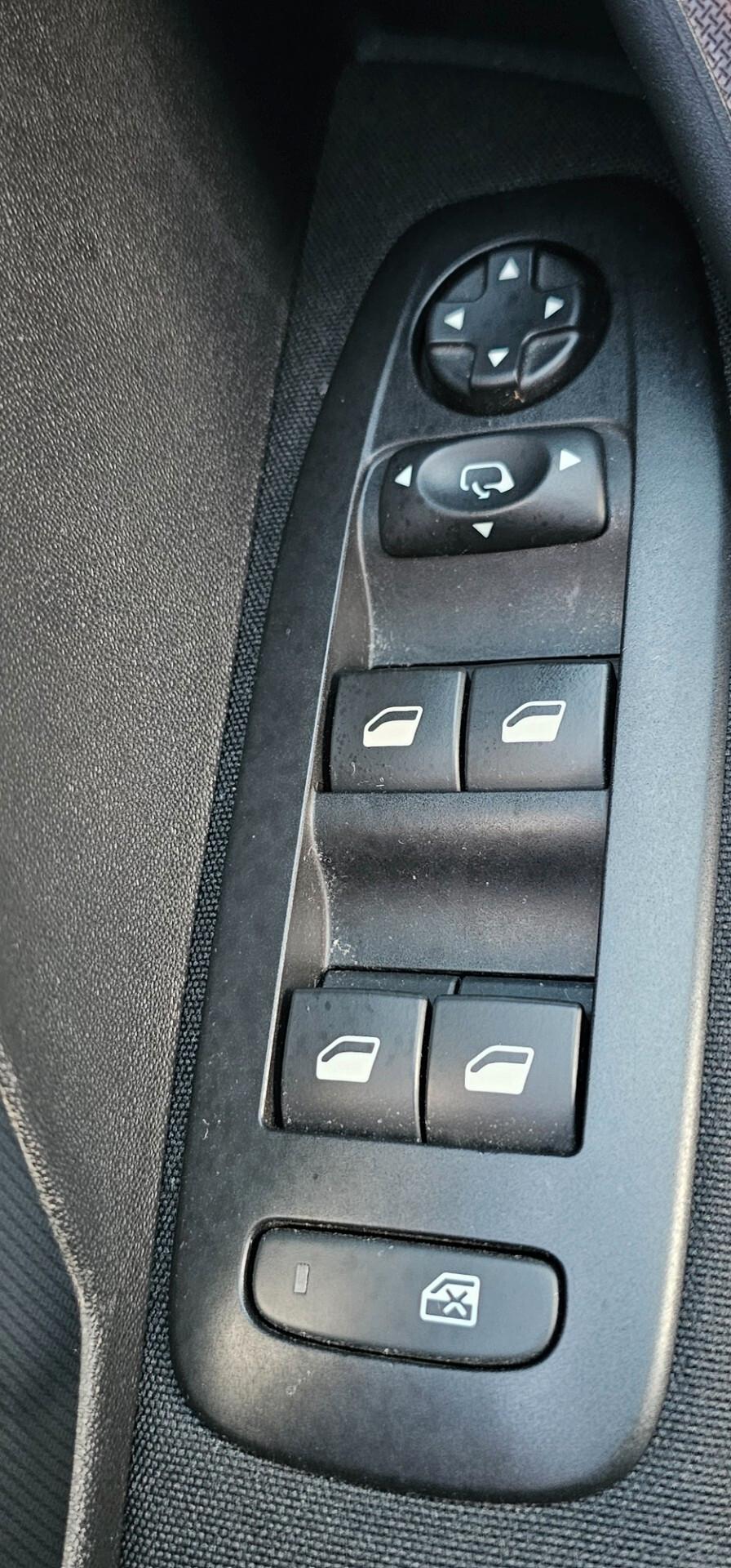 Peugeot 2008 1.6 diesel solo 89000 KM