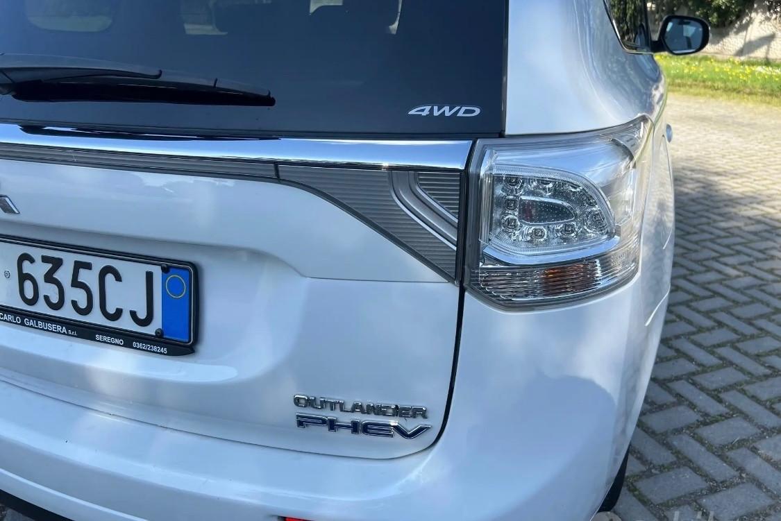 Mitsubishi Outlander 2.0 MIVEC 4WD PHEV Instyle Diamond