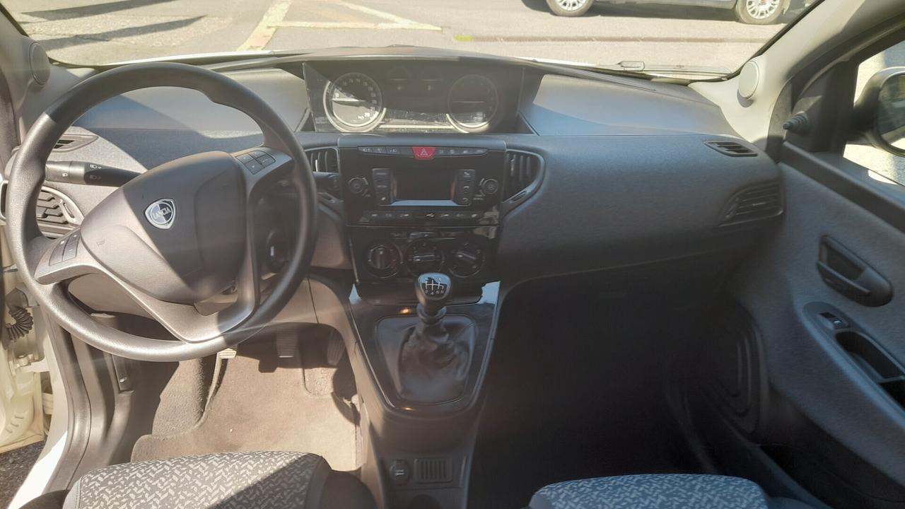 Lancia Ypsilon 1.0 FireFly 5 porte S&S Hybrid Ecochic Silver
