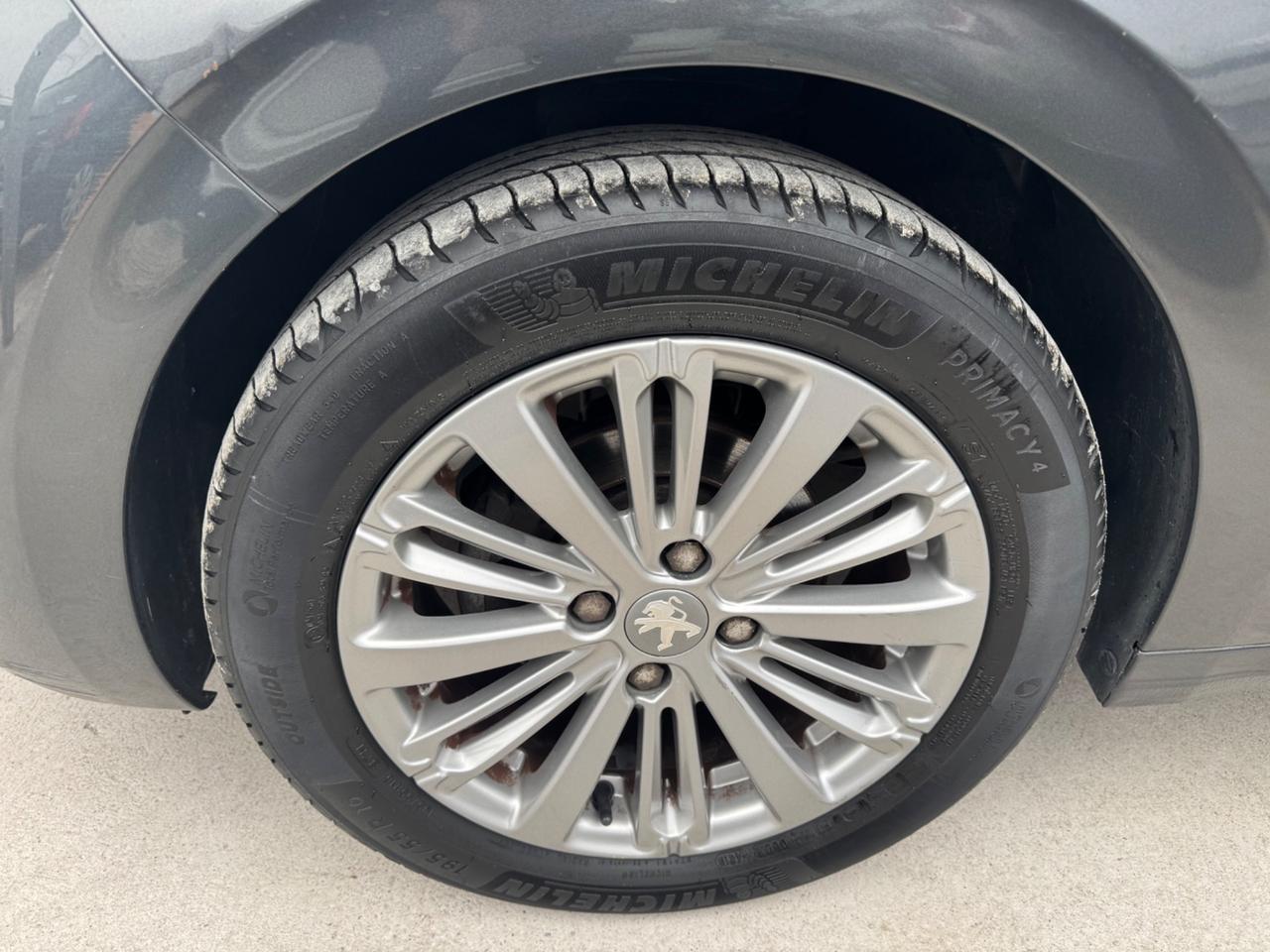 Peugeot 208 PureTech 82 3 porte Allure