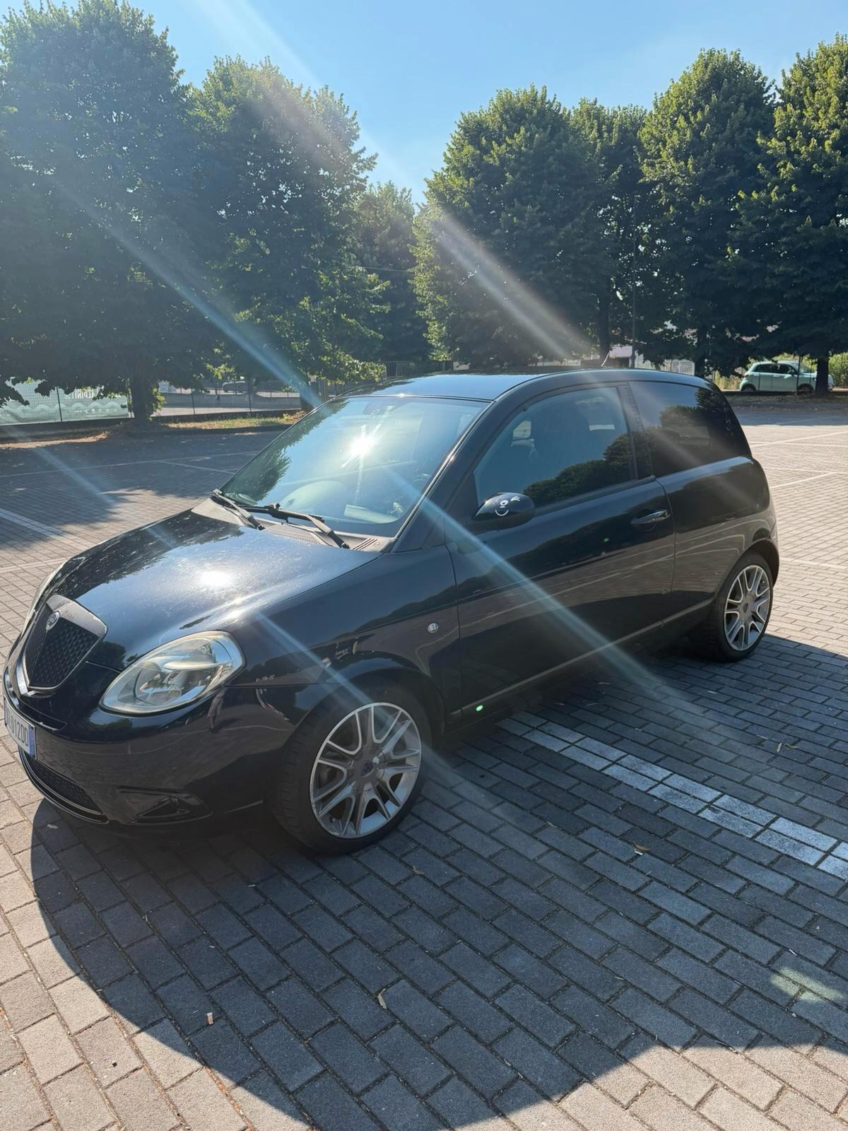 Lancia Ypsilon 1.3 MJT 75 CV MomoDesign