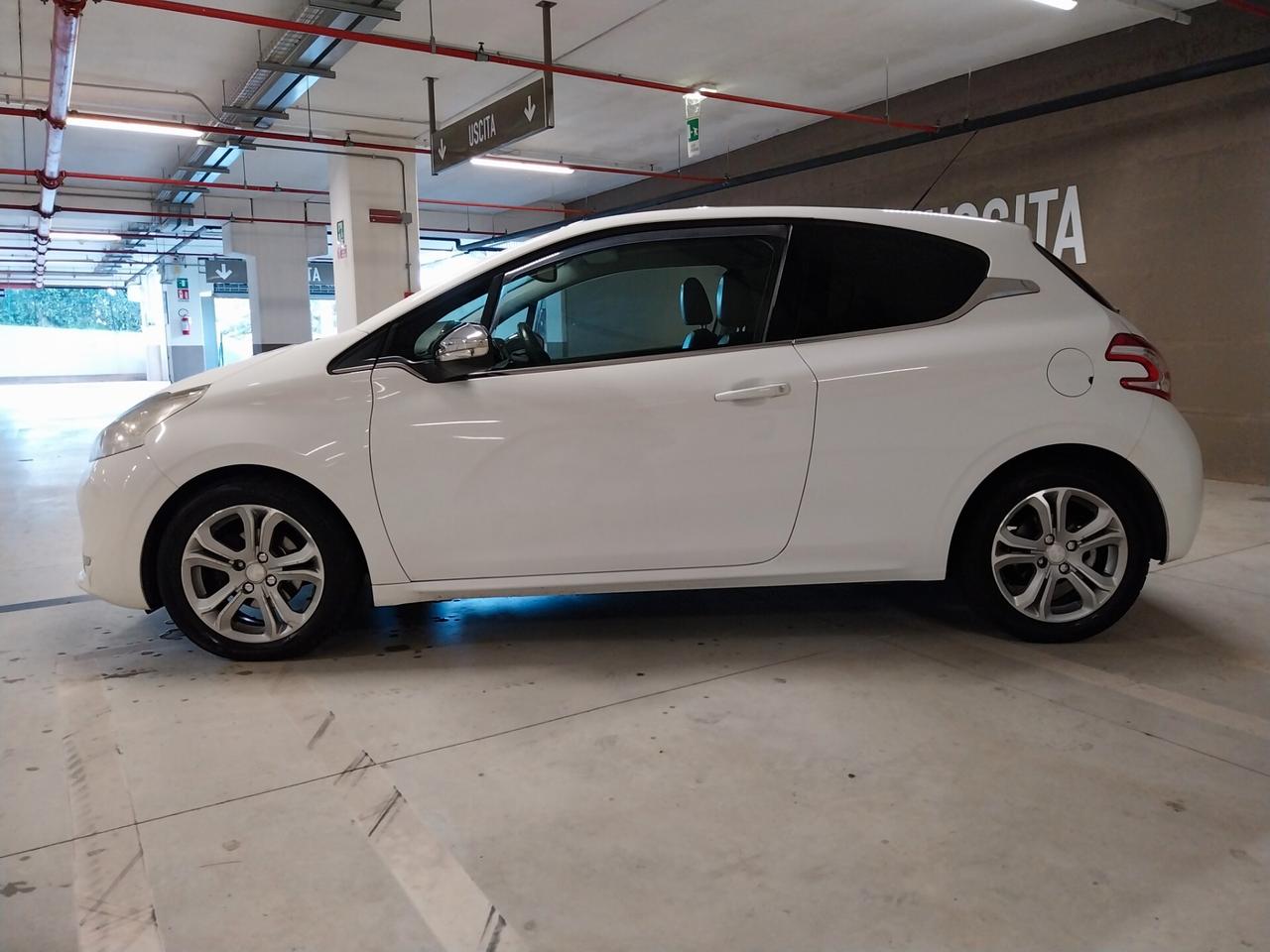 Peugeot 208 1.6 e-HDi 92 CV 3 porte Allure - ok neopatentati