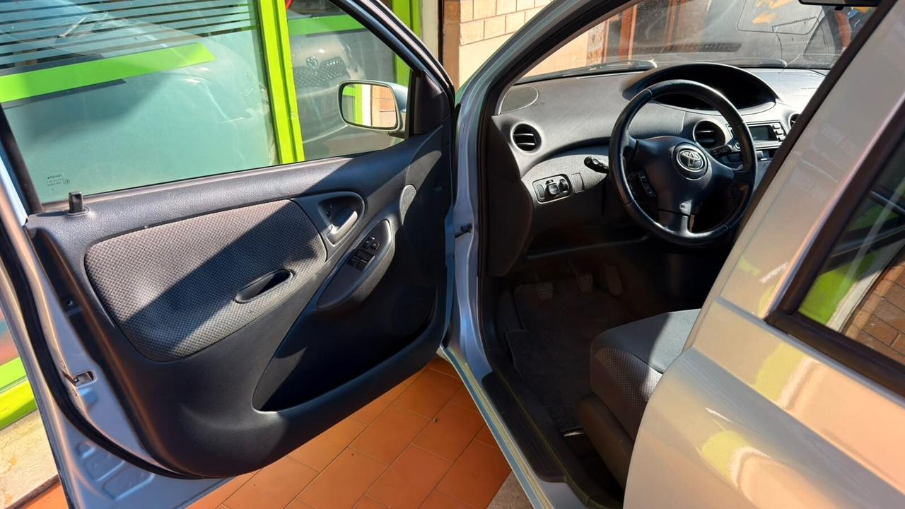 Toyota Yaris 1.0i 16V cat 5 porte Sol