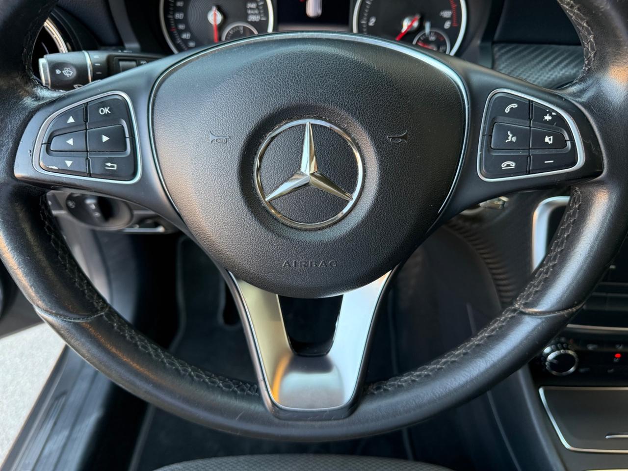 Mercedes GLA 180d Sport FARI LED-TELECAMERA