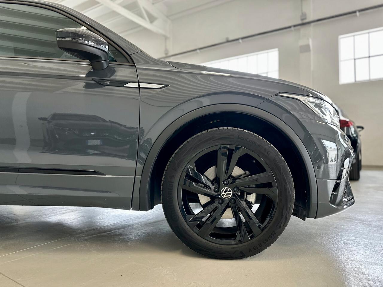 Volkswagen Tiguan 2.0 tdi R-Line 150cv DSG + Fari Matrix Service VW