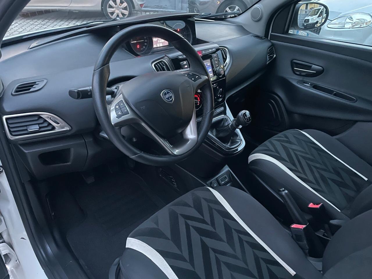 Lancia Ypsilon 1.2 Platinum 69cv NEOPATENTATI