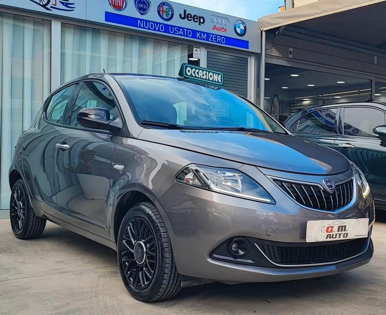 Ypsilon Gold retrocamera ricarica wireless 2023