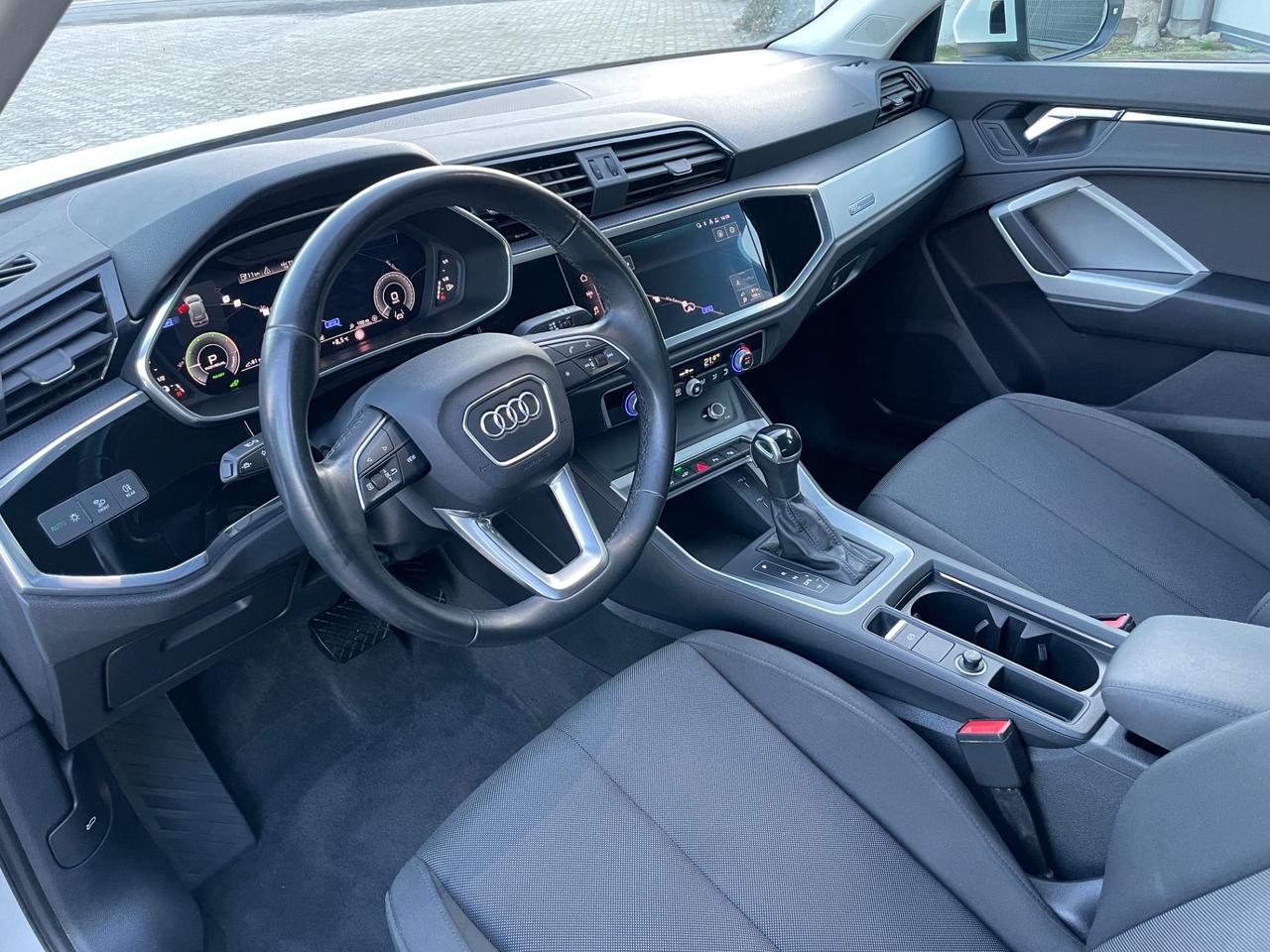 Audi Q3 45 TFSI e S tronic Business