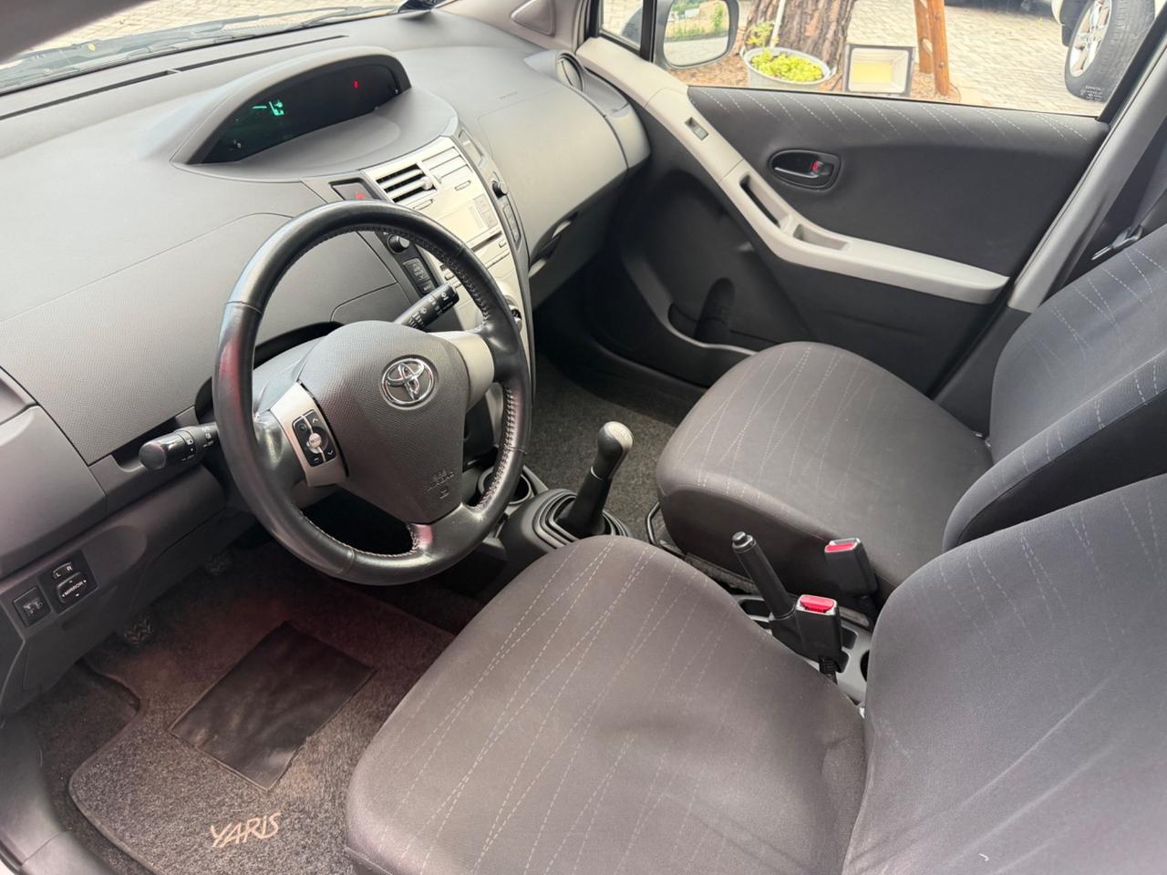 Toyota Yaris 1.0 5 porte BENZINA - NEOPATENTATI