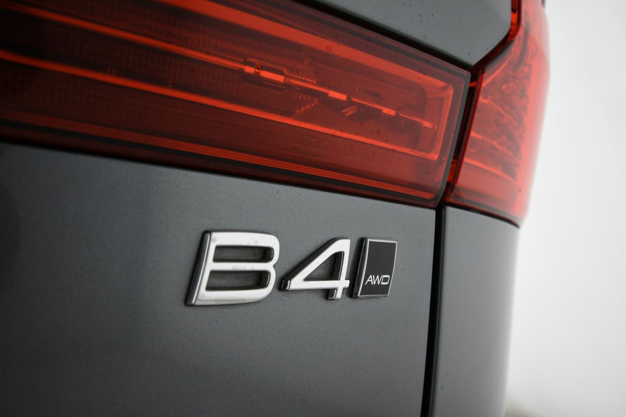 VOLVO XC60 2.0 b4 Momentum Pro awd auto CAMERA+APP CONNECT