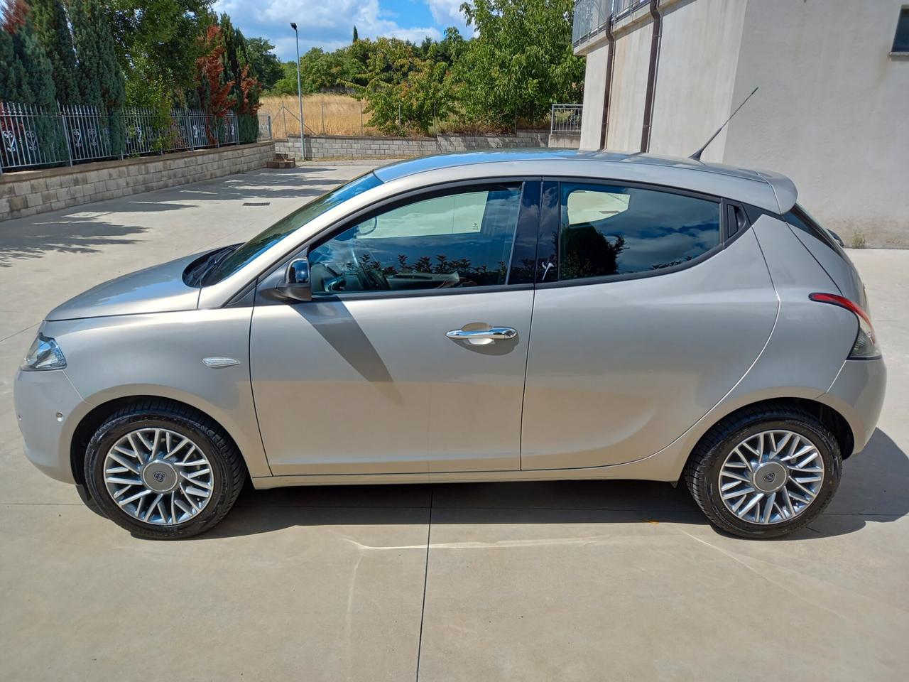 Lancia Ypsilon 1.2 69 CV SOLO 30000 KM !!!